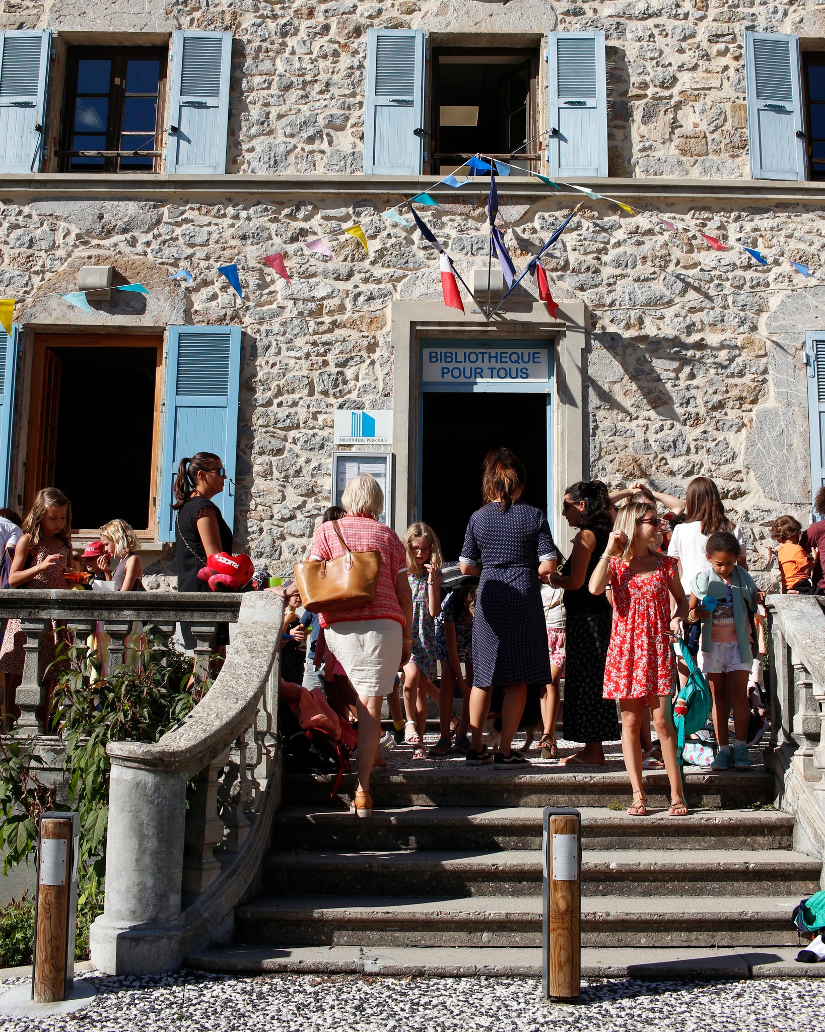 On m’appelle Gé, parfois Lily. Et c’est au milieu des livres que je me sens le mieux.

Je suis, depuis que je sais lire, une lectrice avide, curieuse et exigeante.
Je me souviens de nuits passées sous ma couette, un livre entre les mains, complètement happée par l’histoire : encore un chapitre… Encore une page…
Je me souviens aussi des émotions très fortes ressenties à travers les mots, au point d’être triste en refermant un livre, ou de ralentir volontairement ma lecture pour ne pas arriver trop vite à la dernière page.

C’est mon amour des livres et de la lecture qui m’a poussée à m’investir en tant que bénévole dans la petite bibliothèque associative de mon village. Je m’efforce de continuer à faire vivre ce lieu chargé d’histoire, qui est pour les habitants bien plus qu’une bibliothèque. 

Au secteur jeunesse, je propose régulièrement des lectures et des activités autour des livres. J’imagine pour les enfants (et leurs parents) des jeux, des ateliers créatifs, des voyages imaginaires, des expositions, des chasses au trésor… parfois même des dégustations. Chaque animation est un moment d’échanges et de partage, qui me nourrit intensément. Rien ne me fait plus plaisir que de les émerveiller et de les entendre réclamer la prochaine animation. 

#litteraturejeunesse  #bibliothequepourtous #benevolat #animationbibliotheque